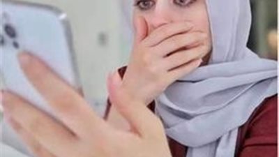 دخلت الغرفه بتعب قربت على الفراش جلسة مسكت الهاتف